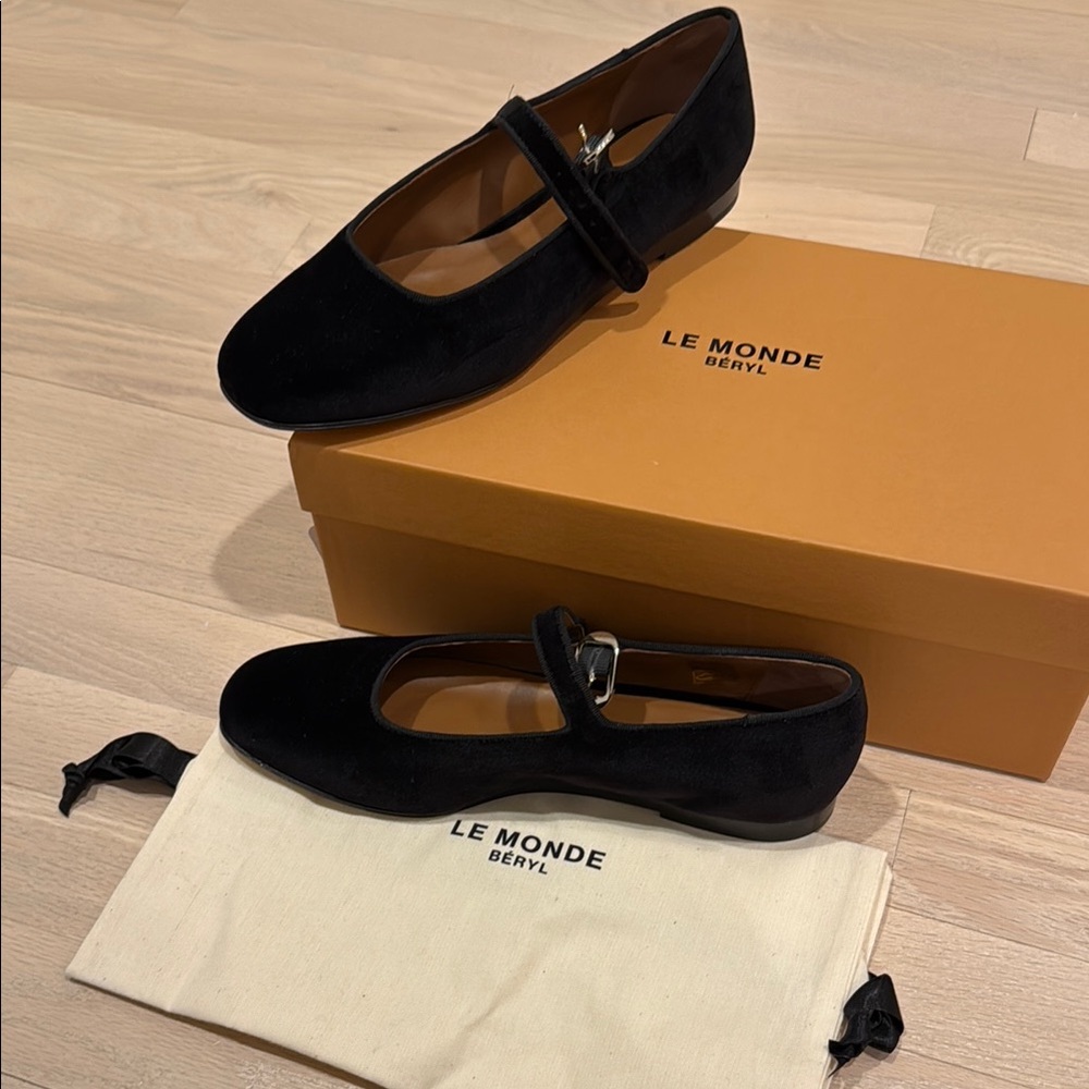 Le Monde Beryl Black Velvet Mary Jane Flats women’s size 38